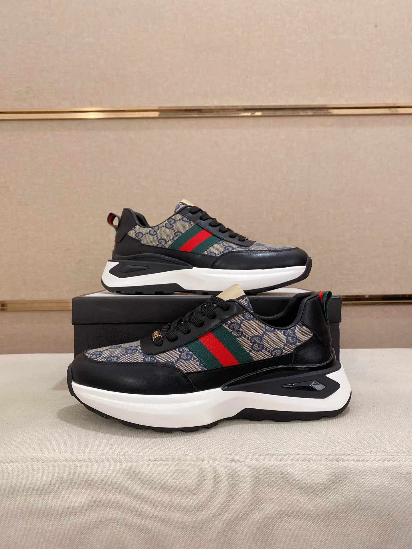 Men's shoes 💰 462💰The new GUCCI (Gucci) counters are launched simultaneously. The new men's shoes, 😘fabrics are selected from imported cowhide, and the lining is sheepskin lining. 👍🏿 High-end ☄️ air-cushion molded anti-slip rubber outsole, exquisite lines, simple and elegant, comfortable and high-end for leisure travel. Code number: 38 to 44 (45 can be customized and cannot be returned or exchanged)
